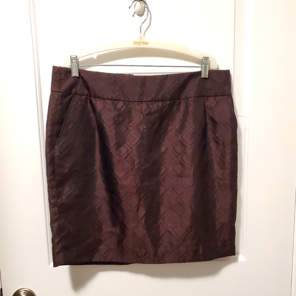 12/$30    🖤 EUC mod pattern skirt in burgandy and black